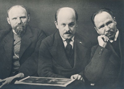 Postkaart. Ants Laikmaa, Nikolai Triik ja Kristjan Raud.  duplicate photo