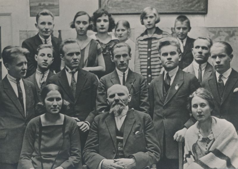 Postkaart. Ants Laikmaa oma õpilaste ja tuttavate keskel 1926.a.