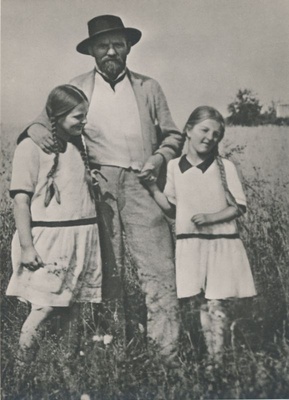 Postkaart. Ants Laikmaa luuletaja Marie Underi tütardega.  duplicate photo