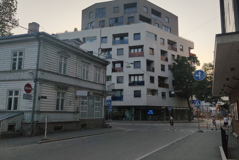 ,,Veel üks maja''. Vaade uusehitusele Tatari ja Sakala tänava nurgal. Värviline. rephoto