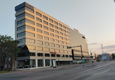The view is concentrated on the Estonian Kolhoosiehitus building on Kingissepa Street. rephoto