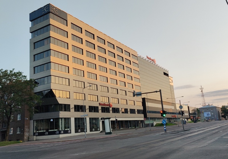 The view is concentrated on the Estonian Kolhoosiehitus building on Kingissepa Street. rephoto