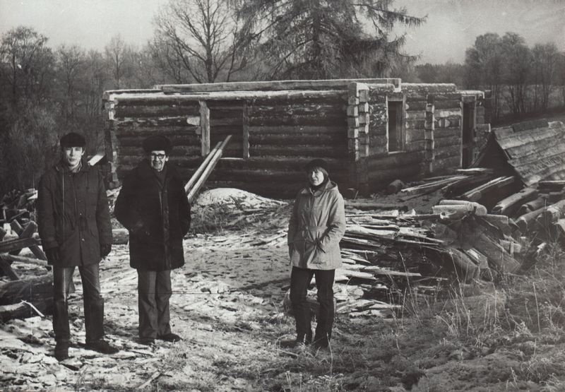 PTM-i töötajad renoveeritava vaestemaja juures