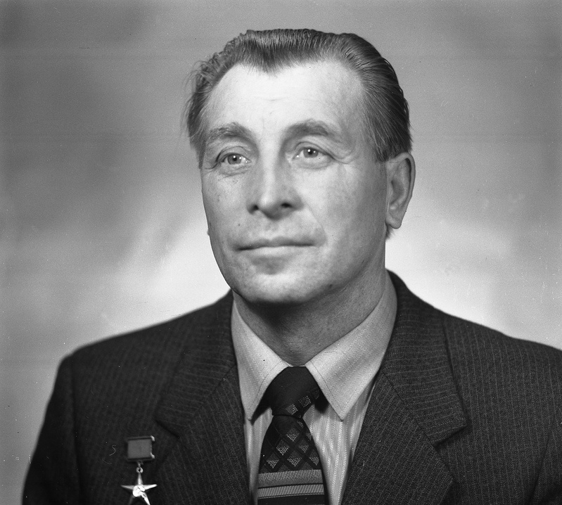 Oskar Käis Põlva kolhoosi traktorist