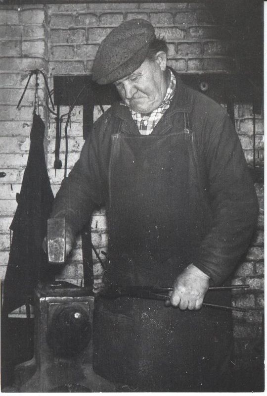 Taevaskoja kolhoosi sepikoda ja sepp