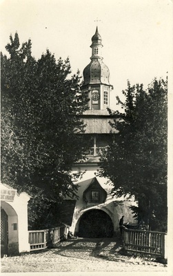Petseri klooster. Kloostri peavärav ja sellel kõrguv Peetri torn.  duplicate photo