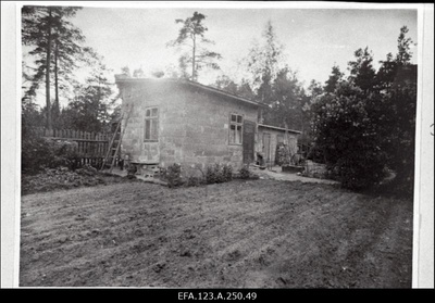 Aleksander Siimi elumaja krundil Tallinnas Nõmmel Mustamäe tänav nr.39 asuv kuur, kus elasid Salme ja Felix Siim ning mille keldris asus kommunistlik salatrükikoda.  duplicate photo