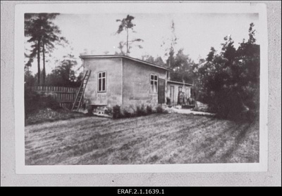 Maja Nõmmel Mustamäe 39, kust leiti 1931.a. juunis EKP illegaalne trükikoda. Kõrvalhoone, kus trükikoda asus.  duplicate photo