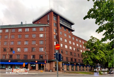 Osuuskassojen Keskusliiton rakennus, Arkadiankatu 23 - Runeberginkatu 23. Rakennuksen ensimmäisen kerroksen liiketiloissa muun muassa Osuuskassojen Keskuslainarahaston konttori, Helsingin Osuuskauppa HOK:n myymälä ja kampaamo. rephoto