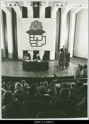 Sotsiaaldemokraatliku Assotsiatsiooni asutamiskongressi presiidium Teaduste Akadeemia Küberneetikainstituudi konverentsisaalis Tallinnas. Vaade presiidiumile  similar photo