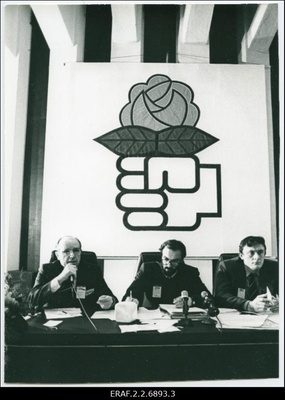 Sotsiaaldemokraatliku Assotsiatsiooni asutamiskongressi presiidium Teaduste Akadeemia Küberneetikainstituudi konverentsisaalis Tallinnas. Presiidium  similar photo