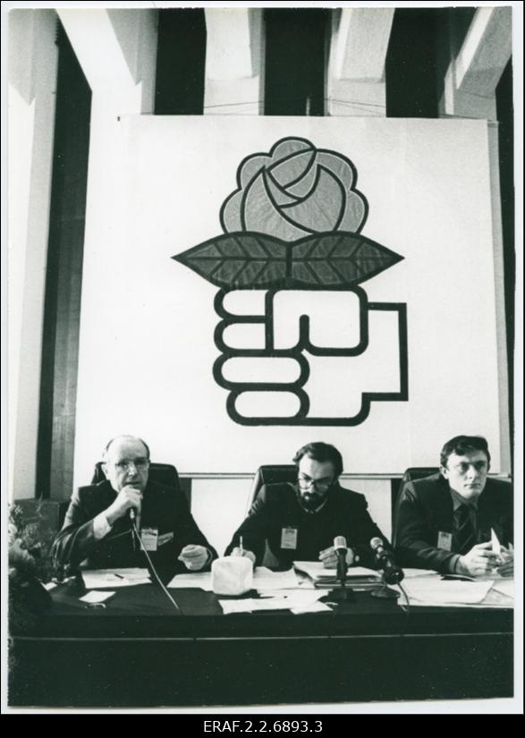 Sotsiaaldemokraatliku Assotsiatsiooni asutamiskongressi presiidium Teaduste Akadeemia Küberneetikainstituudi konverentsisaalis Tallinnas. Presiidium