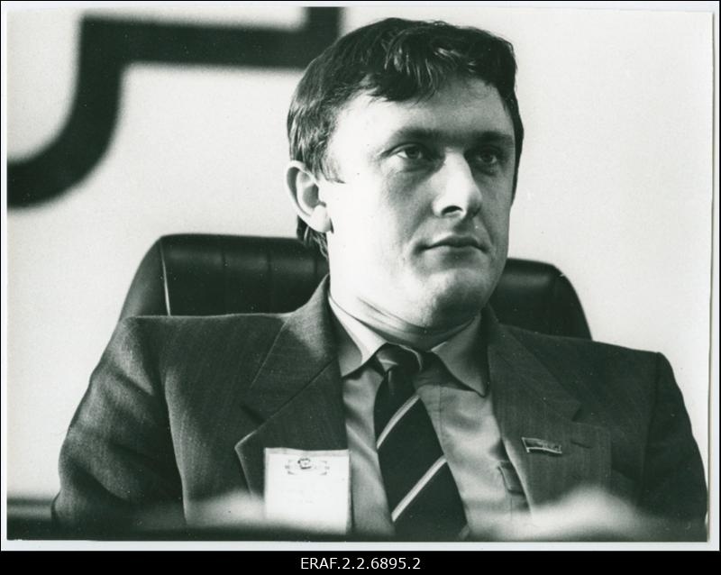 Sotsiaaldemokraatliku Assotsiatsiooni asutamiskongressi presiidium Teaduste Akadeemia Küberneetikainstituudi konverentsisaalis Tallinnas. Esineja