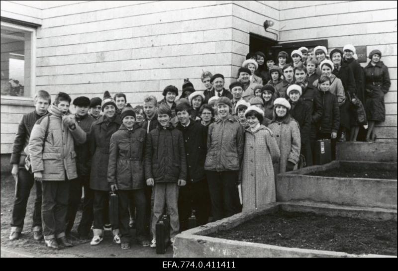 III vabariikliku geograafiapäevast osavõtjad  Tallinna Pioneeride ja Koolinoorte Palee trepil (Mustamäe tee 59).