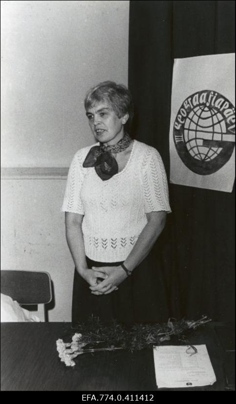 Eesti Geograafia Seltsi tegevliige, haridusministeeriumi esindaja Astrid Värtina III vabariiklikul geograafiapäeval Tallinna Pioneeride ja Koolinoorte Palees (Mustamäe tee 59).