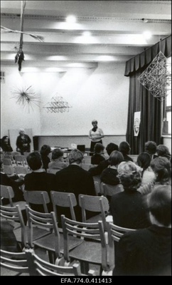 Eesti Geograafia Seltsi tegevliige, haridusministeeriumi esindaja Astrid Värtina esinemas III vabariiklikul geograafiapäeval Tallinna Pioneeride ja Koolinoorte Palees (Mustamäe tee 59).  similar photo