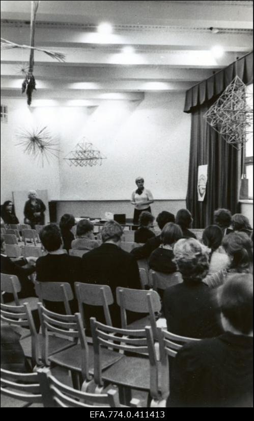 Eesti Geograafia Seltsi tegevliige, haridusministeeriumi esindaja Astrid Värtina esinemas III vabariiklikul geograafiapäeval Tallinna Pioneeride ja Koolinoorte Palees (Mustamäe tee 59).