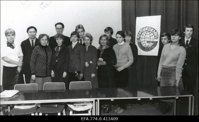 III vabariiklikust geograafiapäevast osavõtjad Tallinna Pioneeride ja Koolinoorte Palees (Mustamäe tee 59): tagareas (vasakult) haridusministeeriumi esindaja, Eesti Geograafia Seltsi liige Astrid Värtina, Kiviõli I Keskkooli õppealajuhataja, õpilaste juhendaja  Väino Roose ja vabariiklike geograafiapäevade peakorraldaja, Eesti Geograafia Seltsi teadusnõukogu liige, Tartu Riikliku Ülikooli dotsent Heino Mardiste.