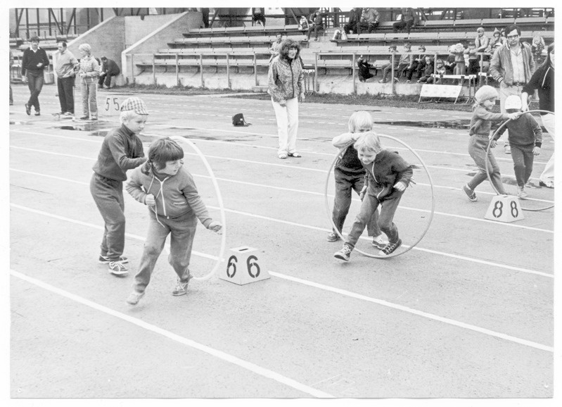 S.M.Kirovi nimelise kalurikolhoosi staadionil osakondade lasteaedade I suvespartakiaadil 1984.a.