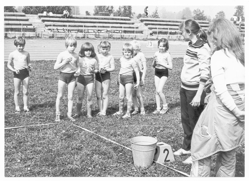 S.M.Kirovi nimelise kalurikolhoosi staadionil osakondade lasteaedade I suvespartakiaadil 1984.a.