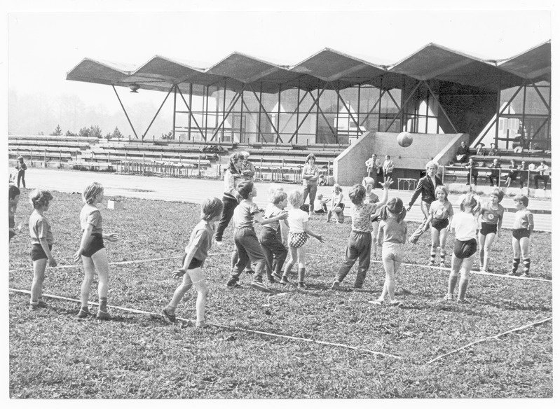 S.M.Kirovi nimelise kalurikolhoosi staadionil osakondade lasteaedade I suvespartakiaadil 1984.a.