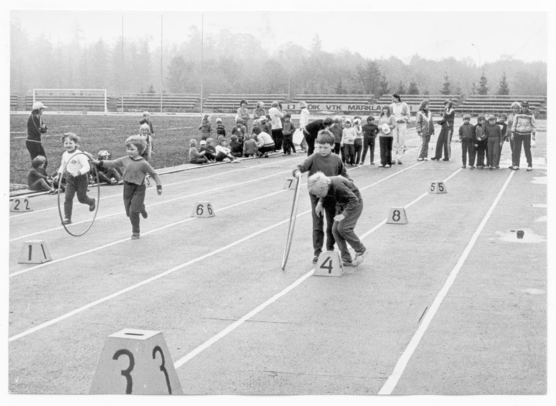 S.M.Kirovi nimelise kalurikolhoosi staadionil osakondade lasteaedade I suvespartakiaadil 1984.a.
