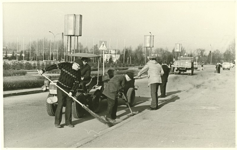 Kommunistlikul laupäevakul S.M.Kirovi nimelises kalurikolhoosis sõiduteede puhastamine.