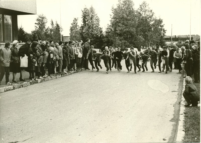 S.M.Kirovi nimelise kalurikolhoosi keskusehoone juures Viimsi jooksu start