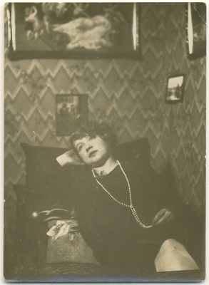 Jakob Kaini teine abikaasa Hilda oma kodus Soomes 1.01.1929.a.  similar photo