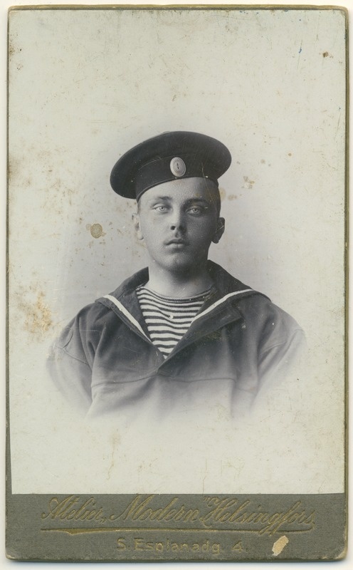 Merväevormis noormehe portree