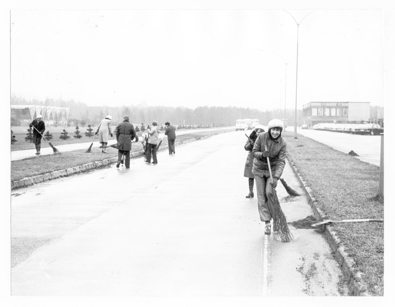 Kommunistlikul laupäevakul 17.04.1982 heakorratööd kolhoosi keskasulas esiplaanil raamatupidajad Ilve Pallon ja Juta Viinamägi