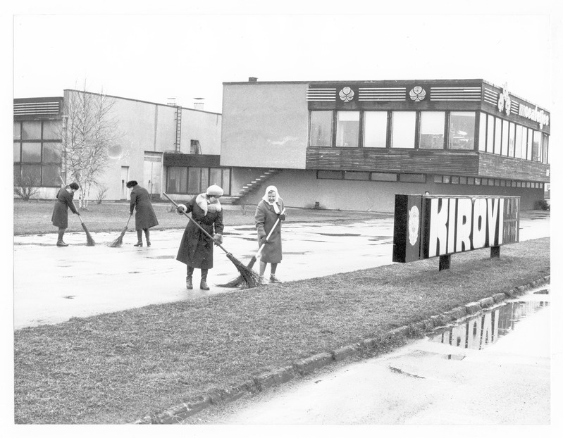 Kommunistlikul laupäevakul 17.04.1982 S.M.Kirovi nimelise kalurikolhoosi teeninduspaviljoni töötajad heakorratöödel