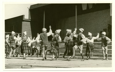 Esineb Kirovi näidiskalurikolhoosi rahvatantsuansambel "Randlane"  taidlusülevaatusel "Hõbedane Meri´86".  similar photo