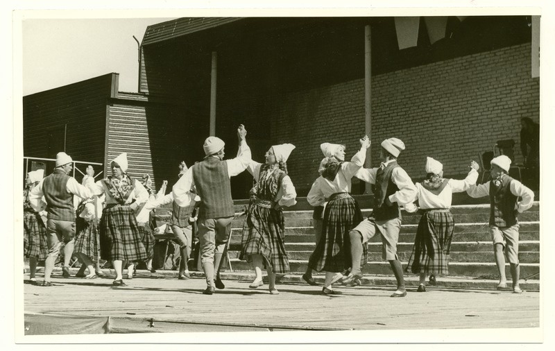 Esineb Kirovi näidiskalurikolhoosi rahvatantsuansambel "Randlane"  taidlusülevaatusel "Hõbedane Meri´86".