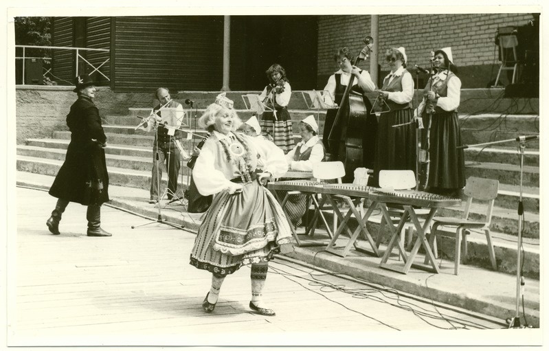 Taidlusülevaatusel "Hõbedane Meri´86" esinemas tantsupaar Tiia ja Lembo Võsu.