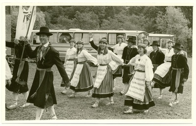 Taidlusülevaatuse "Hõbedane Meri´86" osavõtjate rongkäik.  similar photo