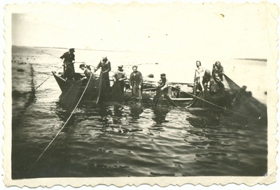 Kirovi kolhoosi kalurid rändpüügil Virtsus  similar photo