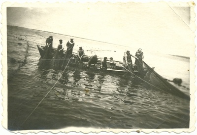 Kirovi kolhoosi kalurid rändpüügil Virtsus  similar photo