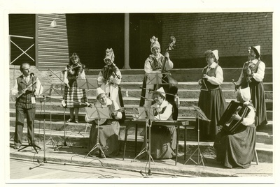 Taidlusülevaatuse "Hõbedane Meri´86" esinemas  "Merimemm".  similar photo