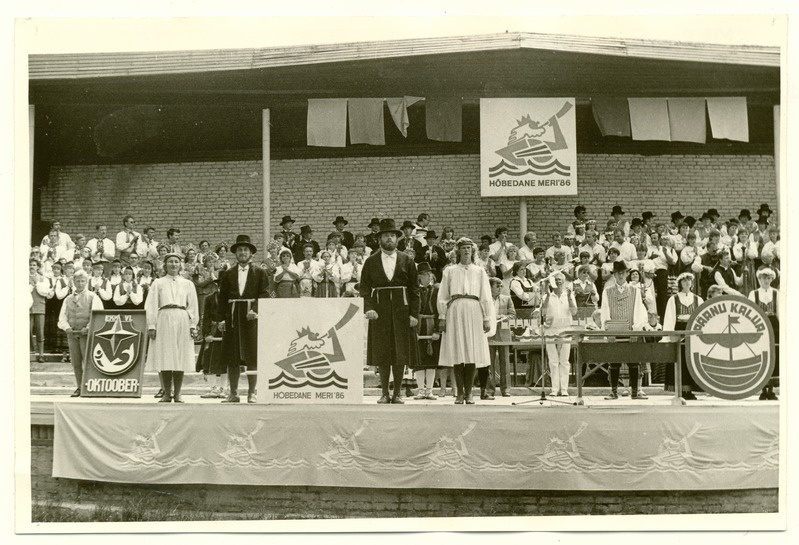 Taidlusülevaatuse "Hõbedane Meri´86" osalejad laululaval.