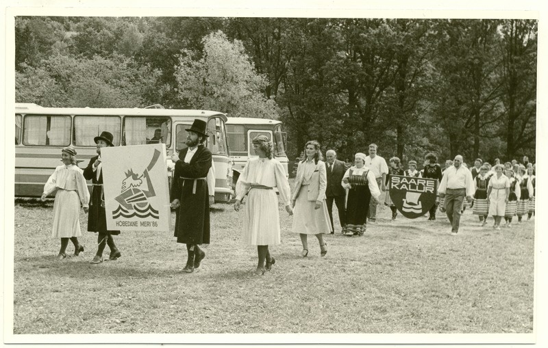 Taidlusülevaatuse "Hõbedane Meri´86" osalejad rongkäigus.