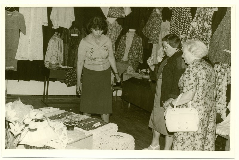 Naisteklubi "Merimemm" 15. aastapäevapuhul korraldatud käsitööringi ülevaatenäitus. Külastajad tutvumas näitusega.