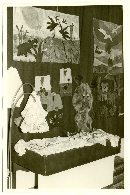 Naisteklubi "Merimemm" 15. aastapäevapuhul korraldatud käsitööringi ülevaatenäitus. vaade lasterõivastele ja lastetoa vaipadele.