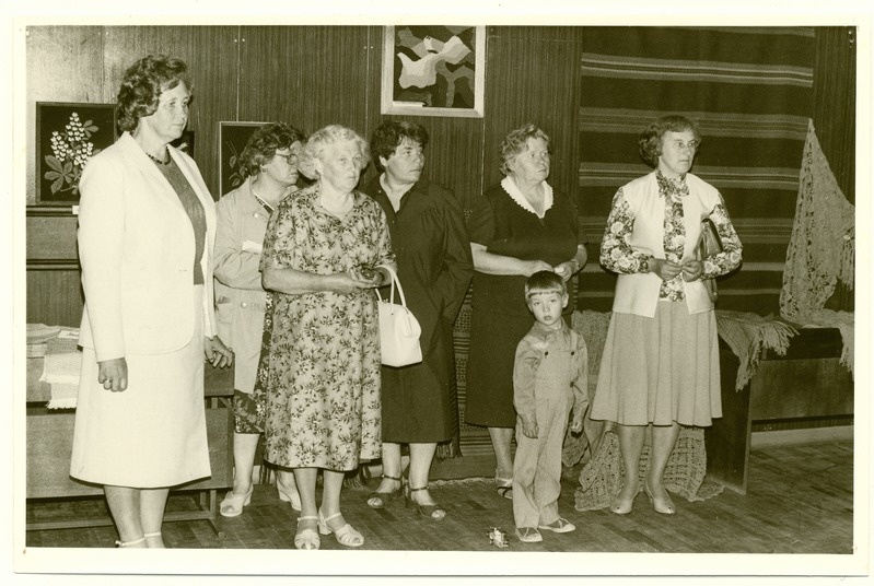 Naisteklubi "Merimemm" 15. aastapäeva puhul korraldatud käsitööringi ülevaatenäituse avamine, vasakul naisteklubi president Helve Uukkivi.