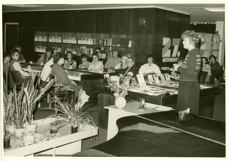Kirovi näidiskalurikolhoosi raamatukogus kohtumine Riikliku Teadusliku Meditsiionoraamatukogu direktori Milvi Tedremaga 12.10.1986 a
