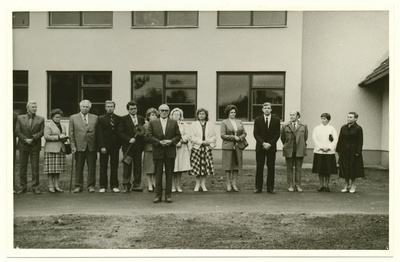 Kolga kooli avamisel kolhoosi juhatuse esimees Oskar Kuul avasõnu ütlemas.01.09.1986 a  similar photo