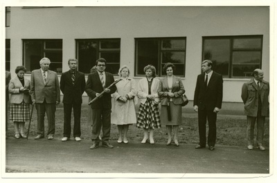 Kolga kooli avamisel Kirovi kalurikolhoosi juhatuse esimeehe asetäitja Kalju Visnapuu sõna võtmas.01.09.1986 a  similar photo