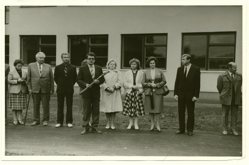 Kolga kooli avamisel Kirovi kalurikolhoosi juhatuse esimeehe asetäitja Kalju Visnapuu sõna võtmas.01.09.1986 a