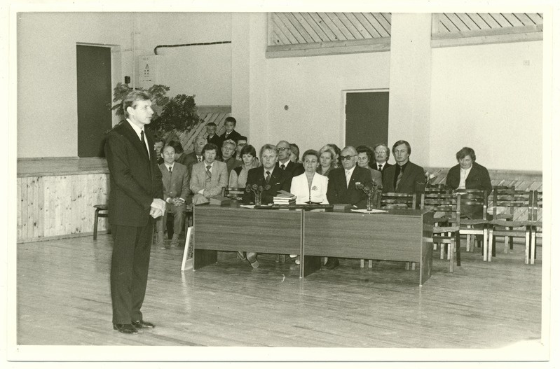 Kolga kooli avamisel, direktor Enn Siim saalis avasõnu ütlemas. 01.09.1986 a