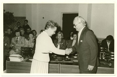 Kolga kooli avamisel saalis, ENSV haridusminister Elsa Gretškina tänab Oskar Kuuli. 01.09.1986 a  similar photo